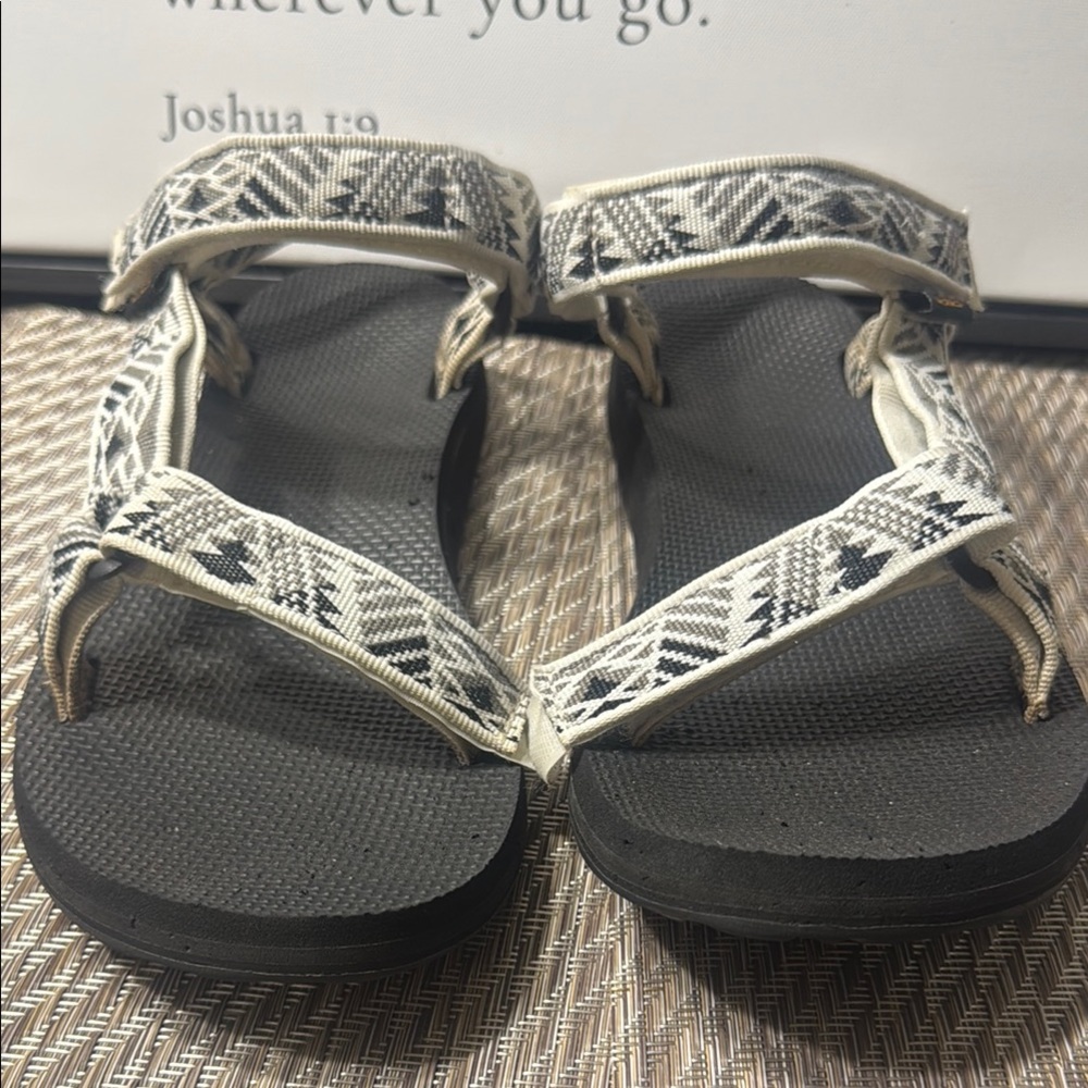Teva Black and White Adventure Sandals Women’s SZ 9 Box1